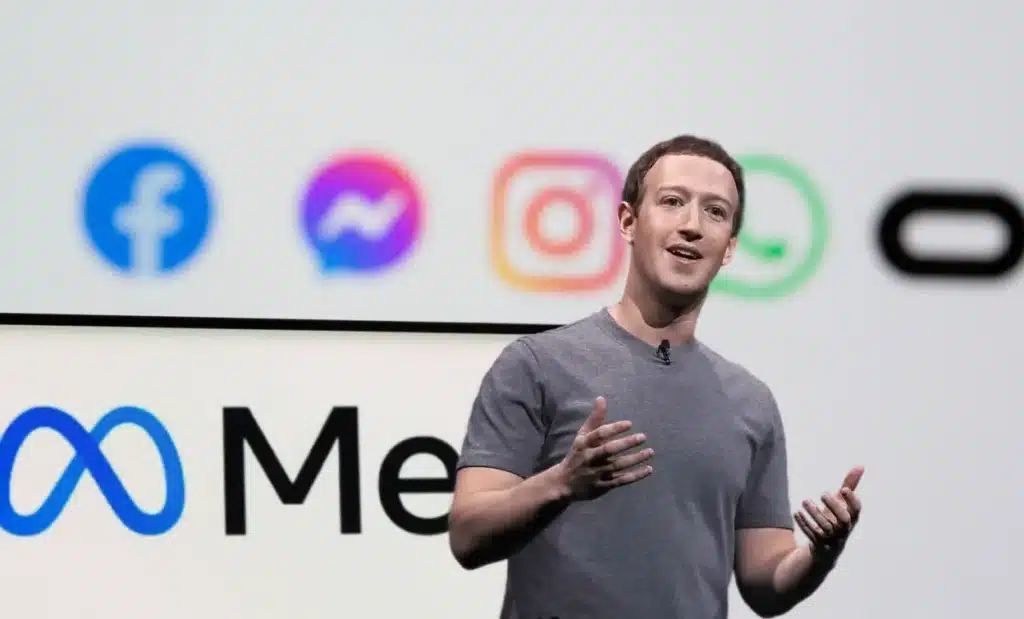 Mark Zuckerberg präsentiert das neue Meta-Logo während der offiziellen Umbenennung